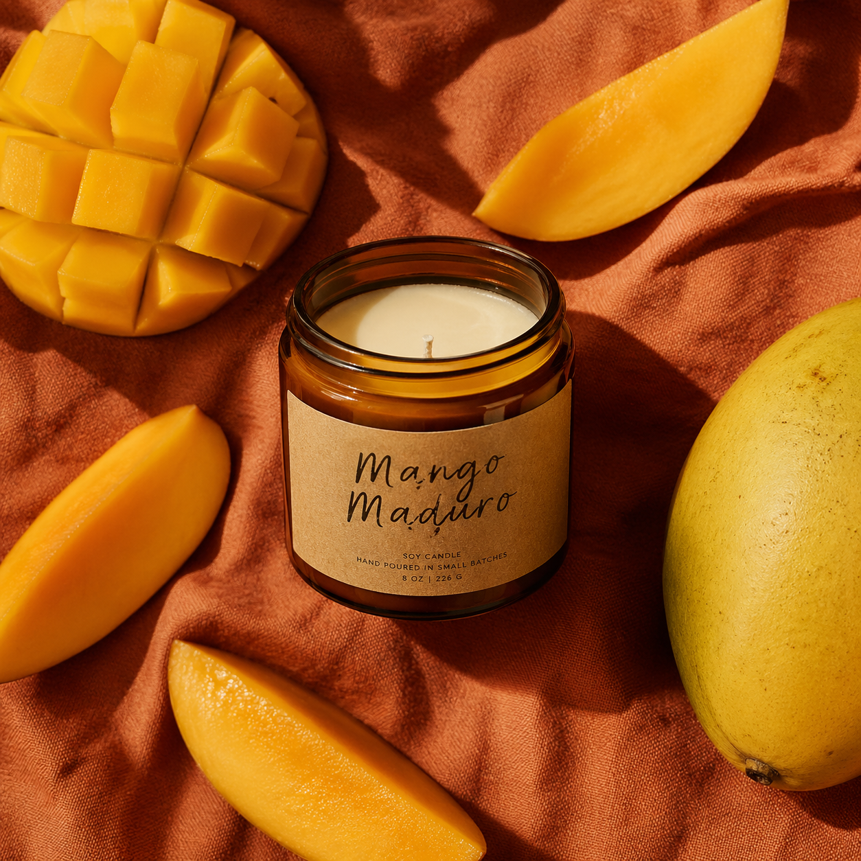 Vela artesanal aroma Mango Maduro en frasco de vidrio ámbar